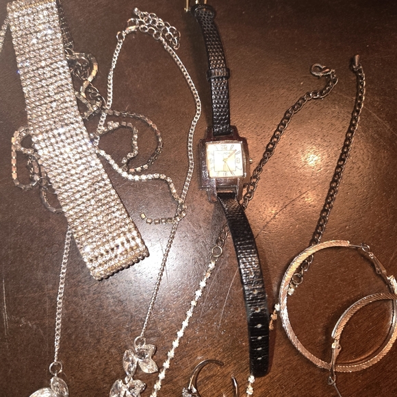 Elegant Silver and Gold Jewelry Set - Picture 6 of 7